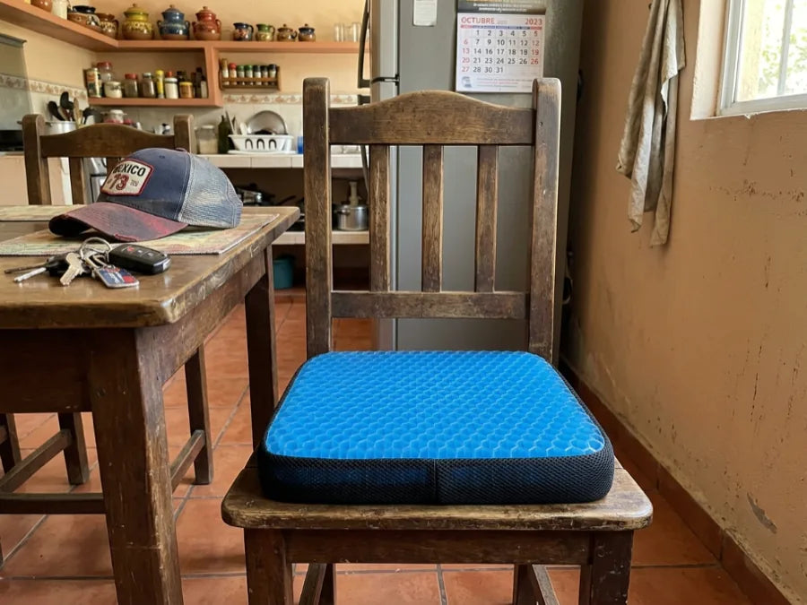 El cojín de gel en la silla del comedor de la casa