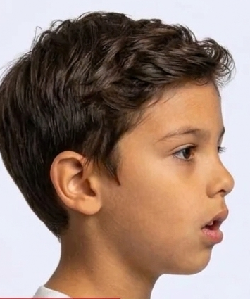 Perfil de un niño con la boca abierta antes de usar la almohada