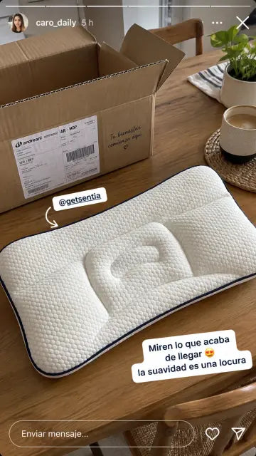 Familia mostrando su almohada Sentia Kids