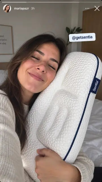 Clienta abrazando su almohada Sentia Kids
